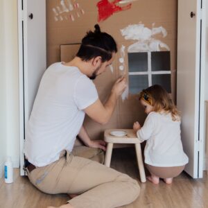 liknologio-dad-and-kid-paint