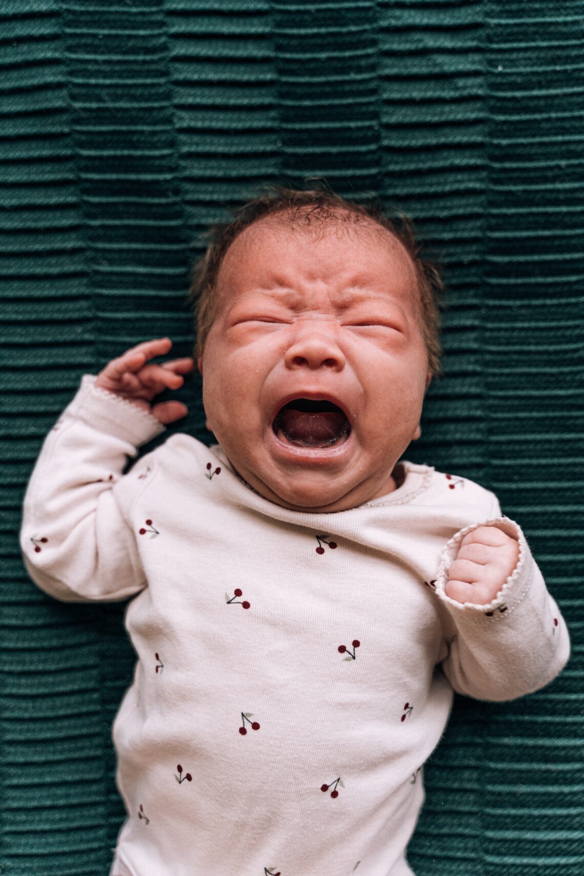liknologio-infant massage baby cry